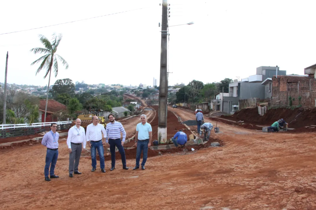 Prefeito e equipe da Caixa Econômica visitam Avenida Maranhão. (Foto: Assessoria Imprensa Prefeitura Ivaiporã)