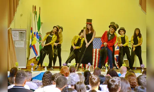 1º Festival Artístico-Cultural de Línguas Estrangeiras Modernas é realizado, em Apucarana
