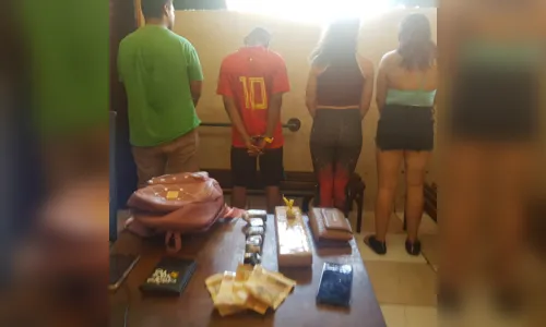 
							PM de Apucarana apreende mais de 1 kg de maconha; quatro pessoas foram detidas
						
						