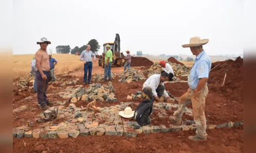 
							Miguel Amaral vistoria pavimentação com pedra irregular da estrada do Alecrim
						
						