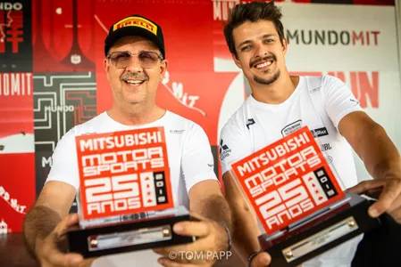 O piloto Olair Fagundes e o navegador Jhonatan Ardigo ficaram em primeiro lugar categoria master - Foto: Divulgação