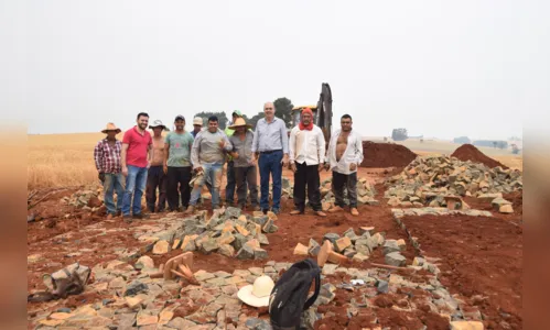 
							Miguel Amaral vistoria pavimentação com pedra irregular da estrada do Alecrim
						
						