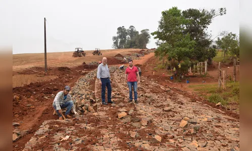 Miguel Amaral vistoria pavimentação com pedra irregular da estrada do Alecrim