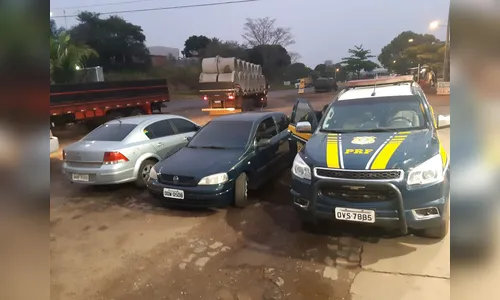 PRF e PF apreendem dois automóveis com cigarros contrabandeados em Cafezal do Sul 
