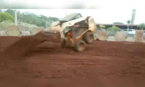 
							Trabalhador é demitido após fazer manobras com pá carregadeira em obra pública no Paraná; veja o vídeo 
						
						