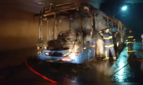 Ônibus do transporte coletivo de Faxinal é destruído por fogo