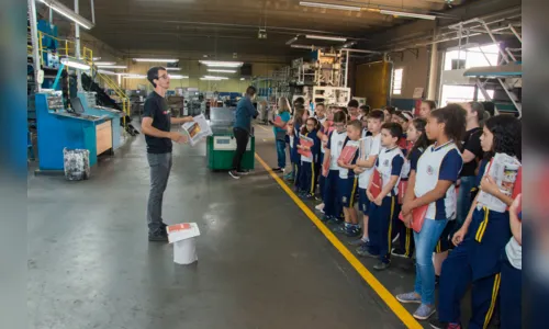 
							Alunos de Arapongas visitam redação do jornal Tribuna do Norte
						
						