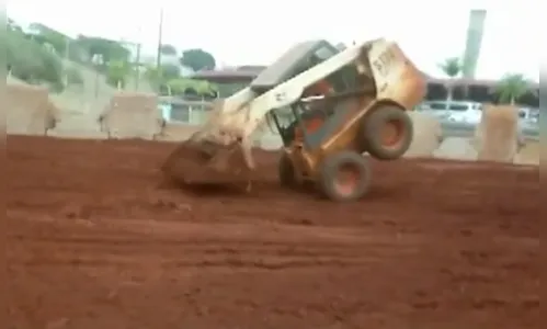 Trabalhador é demitido após fazer manobras com pá carregadeira em obra pública no Paraná; veja o vídeo 