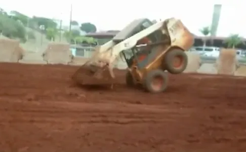 Trabalhador é demitido após fazer manobras com pá carregadeira em obra pública no Paraná; veja o vídeo 