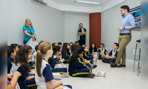 Alunos de Arapongas visitam redação do jornal Tribuna do Norte