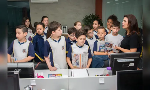 
							Alunos de Arapongas visitam redação do jornal Tribuna do Norte
						
						