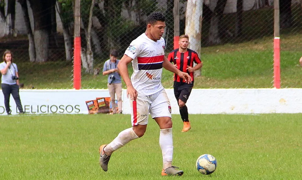 O atacante Elton defende o Apucarana Sports em casa pela Taça FPF - Foto: Apucarana Sports/Divulgação