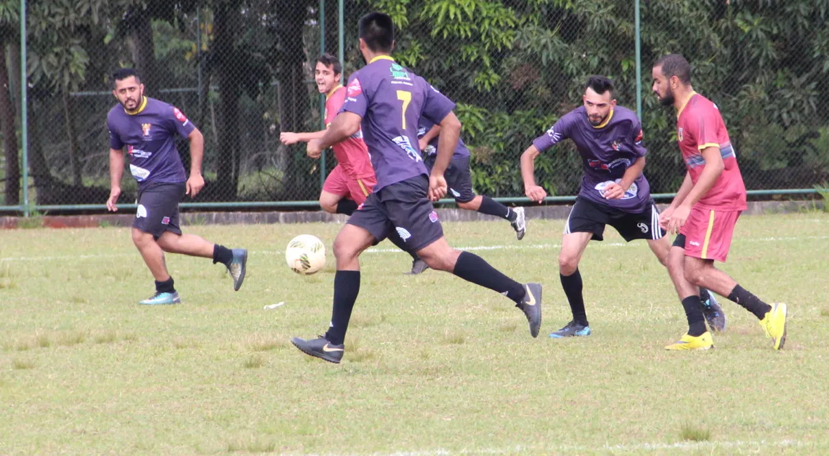 O Campeonato Amador de Futebol tem jogos em três campos da cidade neste domingo - Foto: www.oesporte.com.br