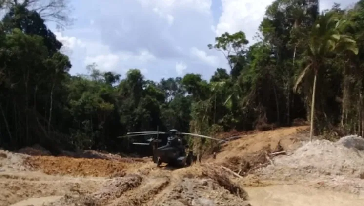 Foram empregados helicópteros para a identificação dos pontos de desmatamento e extração de minério. (Foto: Polícia Federal)