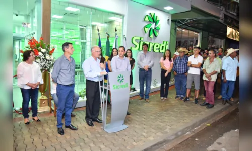
							População comemora inauguração do Sicredi em Godoy Moreira
						
						
