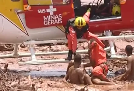 O rompimento da barragem da Vale causou ao menos 249 mortes, além da poluição ambiental e da destruição de comunidades. (Foto: Reprodução)