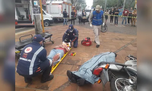Simulação de acidente chama a atenção no centro de Arapongas; veja o vídeo