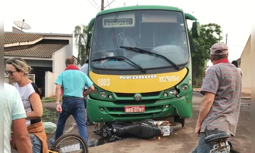 Em Jardim Alegre homem fica ferido em acidente envolvendo moto e micro-ônibus