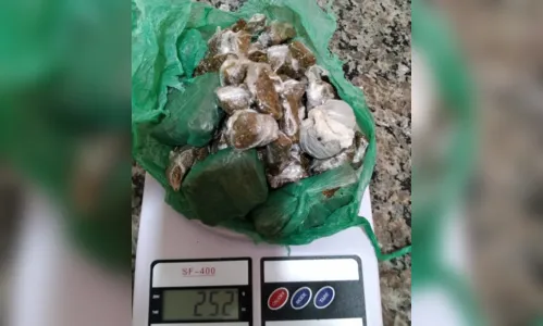 
							PM apreende maconha em Apucarana; dois jovens foram presos 
						
						
