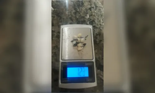 Mulher é flagrada vendendo crack acompanhada dos sobrinhos menores, em Apucarana