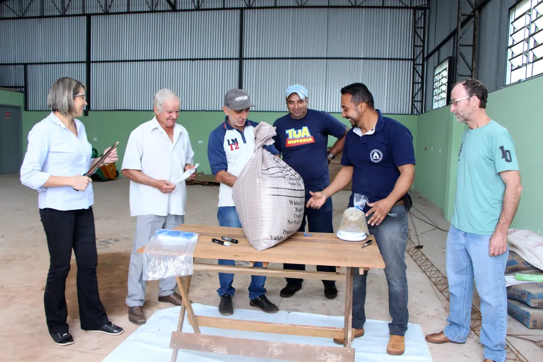 Produtores entregam sacas de café para 17º Concurso Café Qualidade Paraná. (Foto: Assessoria Imprensa Prefeitura Ivaiporã)