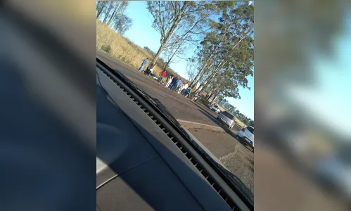 Dois ficam feridos após carro sair da pista e cair em barranco na PRC-466