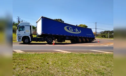 Carreta quase tomba na BR-369 em Apucarana 