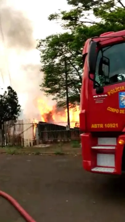 Casa é atingida por incêndio nesta tarde, em Apucarana