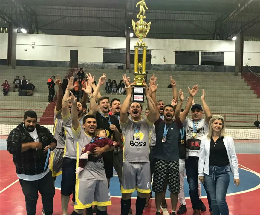 A equipe da Bossi Bonés/Marmoraria Pierre foi campeã da Segunda Divisão de Futsal em Apucarana - Foto: Divulgação