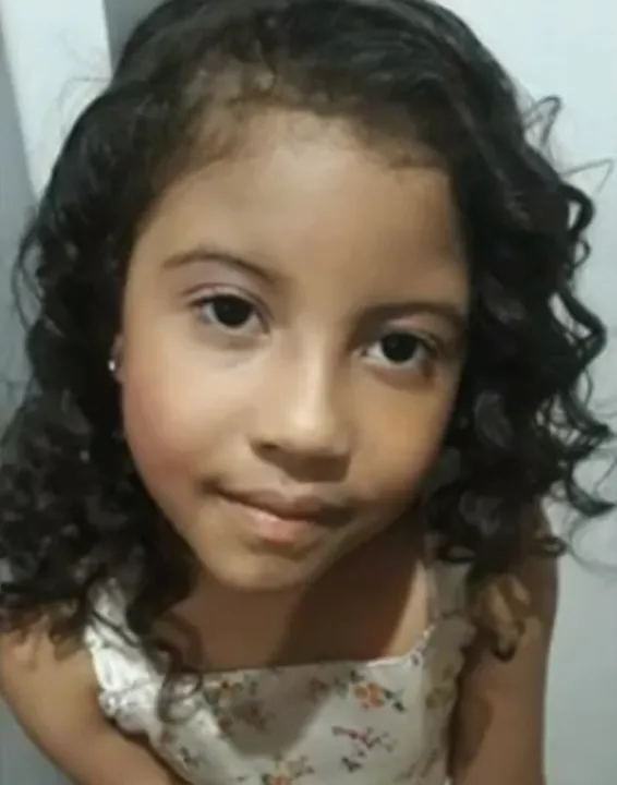 Menina de 7 anos queimada pelo primo em fogão é enterrada, em Londrina