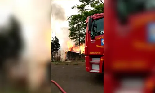 Casa é atingida por incêndio nesta tarde, em Apucarana