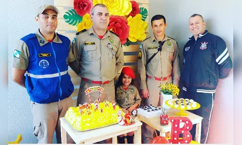 Bombeiros de Arapongas participam de aniversário de criança autista 