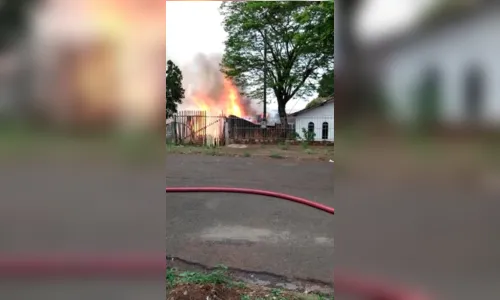 
							Casa é atingida por incêndio nesta tarde, em Apucarana
						
						