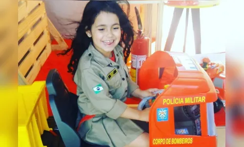 
						
							Bombeiros de Arapongas participam de aniversário de criança autista 
						
						