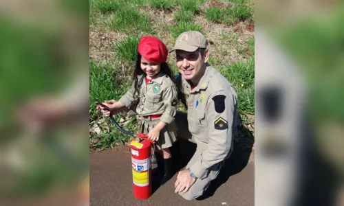 
						
							Bombeiros de Arapongas participam de aniversário de criança autista 
						
						