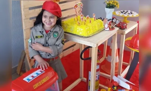 
						
							Bombeiros de Arapongas participam de aniversário de criança autista 
						
						