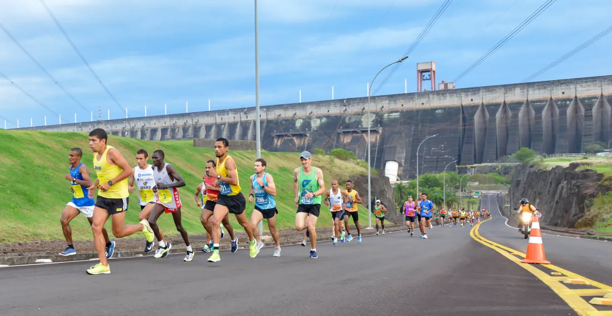 Mais de mil atletas percorrerão os 42.195m do trajeto que tem início ao lado do mirante do vertedouro da Itaipu Binacional - Foto: Ivo Lima/Divulgação