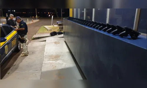 
							Após 20 km de fuga, PRF apreende no Paraná 29 pistolas que iriam para o RJ
						
						