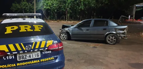 o condutor perdeu o controle do carro, que saiu da pista e colidiu contra uma defensa metálica. (Foto: Polícia Rodoviária Federal