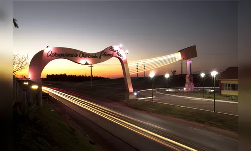 Violões gigantes de Astorga em homenagem a Chitãozinho e Xororó atrai fãs da dupla