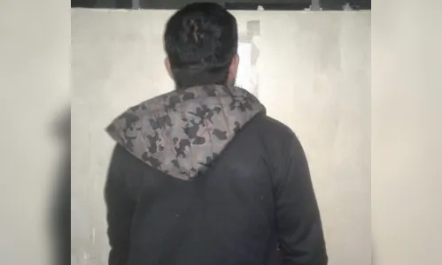 
							Homem que estava com arma roubada de PM é preso em Apucarana 
						
						