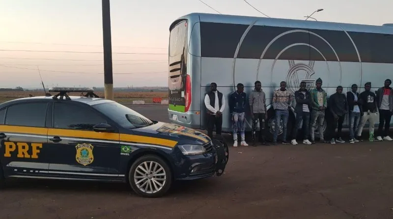 Abordado na BR-277 em Santa Terezinha de Itaipu, grupo estava a caminho de São Paulo (SP). (Foto: Agência PRF)