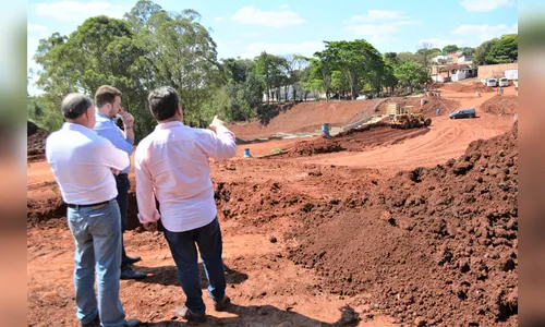Prefeito recebe secretário Ortega para inspecionar a Rua Pavão