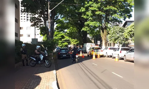 PM de Apucarana realiza blitz no centro da cidade