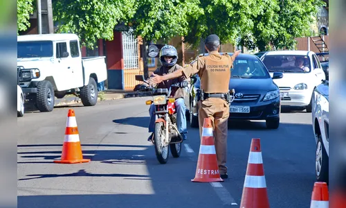 PM aborda 48 pessoas e prende um foragido da Justiça durante Operação Sentinela, em Arapongas