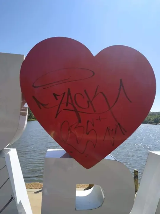 Painel turístico no Lago Jaboti em Apucarana é alvo de vandalismo; mulheres já limparam o letreiro