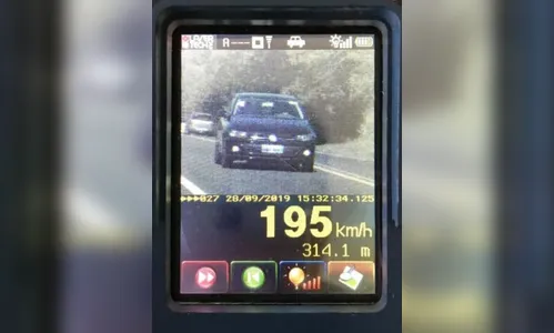 PRE flagra carro a 195 km/h em rodovia do Paraná 