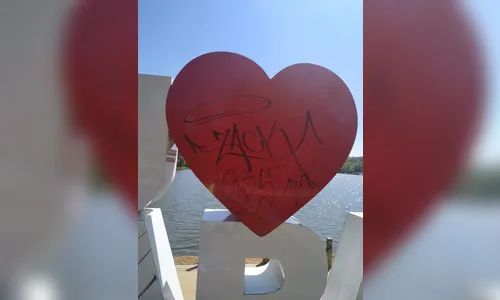 Painel turístico no Lago Jaboti em Apucarana é alvo de vandalismo; mulheres já limparam o letreiro