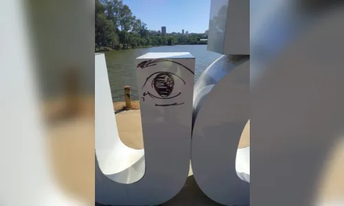 
							Painel turístico no Lago Jaboti em Apucarana é alvo de vandalismo; mulheres já limparam o letreiro
						
						