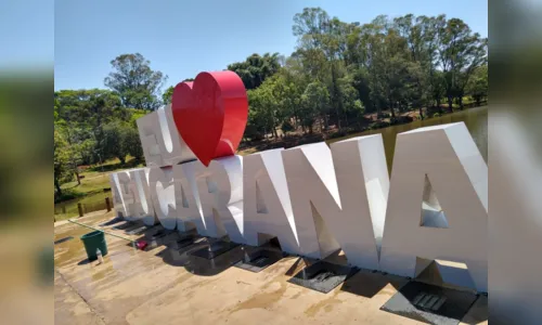 
							Painel turístico no Lago Jaboti em Apucarana é alvo de vandalismo; mulheres já limparam o letreiro
						
						